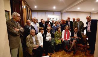 Sentados: Cecilio Suárez, Lola Lucio, María Teresa Mayayo, Carmen Mestre, Paloma Berros y María Luisa Alonso. De pie, en primera fila, Jaime Herrero, Hermenegildo Bardio, Manuel Luis Rodríguez, Mariano Mayayo, Raquel García, María Rita Fernández, Consuelo Vallina, Ramón Rodríguez, Enrique Álvarez-Uría, José Ramón García Queipo y Antonio Masip. En la última fila, Martín Caicoya, Griselda González, Fernando Lorenzo, Alfonso Toribio, Carlos Rodríguez, Lali González, Victorina Díaz, Ana Asensio, José Luis Mediavilla y José Troteaga.