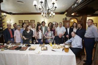 Foto de familia de la velada organizada ayer por Vetusta, Lancia y Pilares.