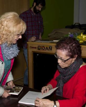 Aida Fuentes dedica un libro a una asistente al acto.