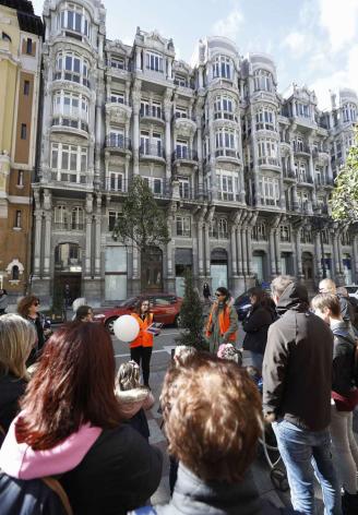 Una de las alumnas del colegio con un grupo de participantes frente a las Casas del Cuitu. Una de las alumnas del colegio con un grupo de participantes frente a las Casas del Cuitu.