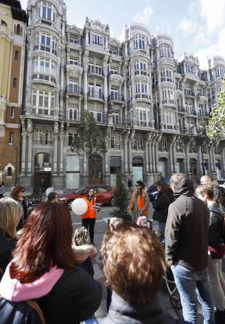 Una de las alumnas del colegio con un grupo de participantes frente a las Casas del Cuitu. 