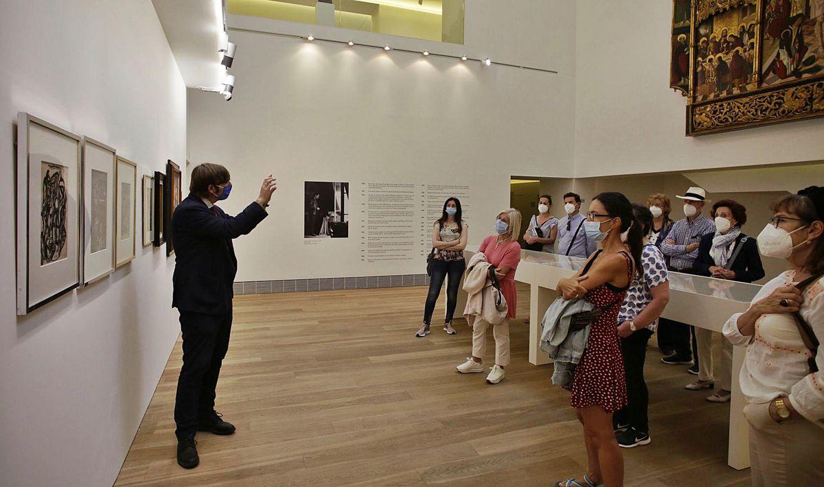 Alfonso Palacio, a la izquierda, durante la visita guiada para los lectores de LA NUEVA ESPAÑA.