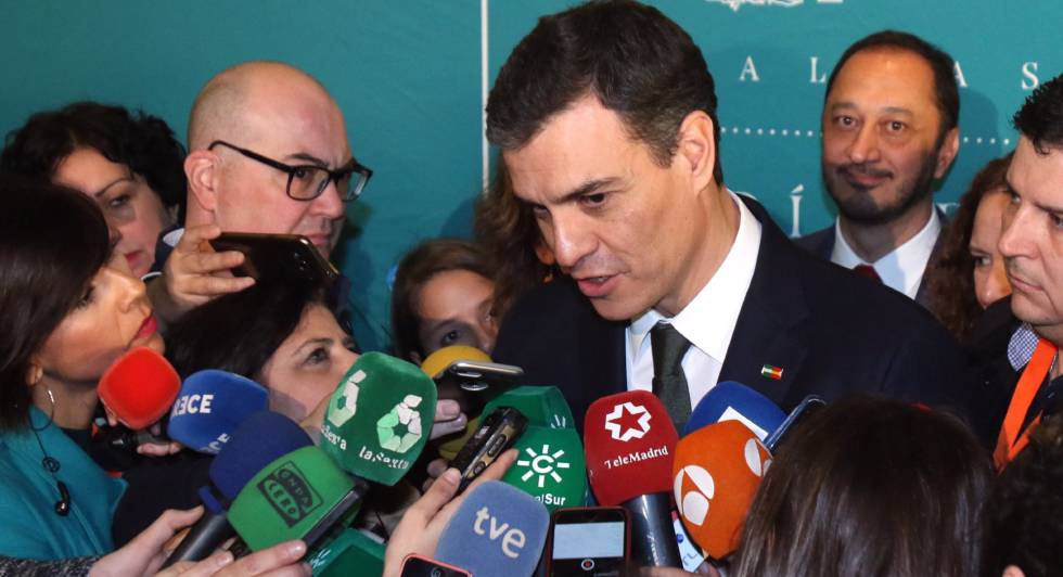 El líder del PSOE, Pedro Sánchez, atiende a los medios de comunicación.