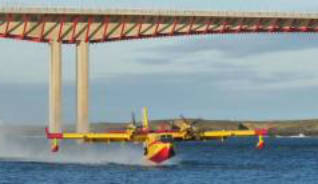 Los hidroaviones cargan agua bajo en puente de Los Santos para sofocar los incendios en Asturias